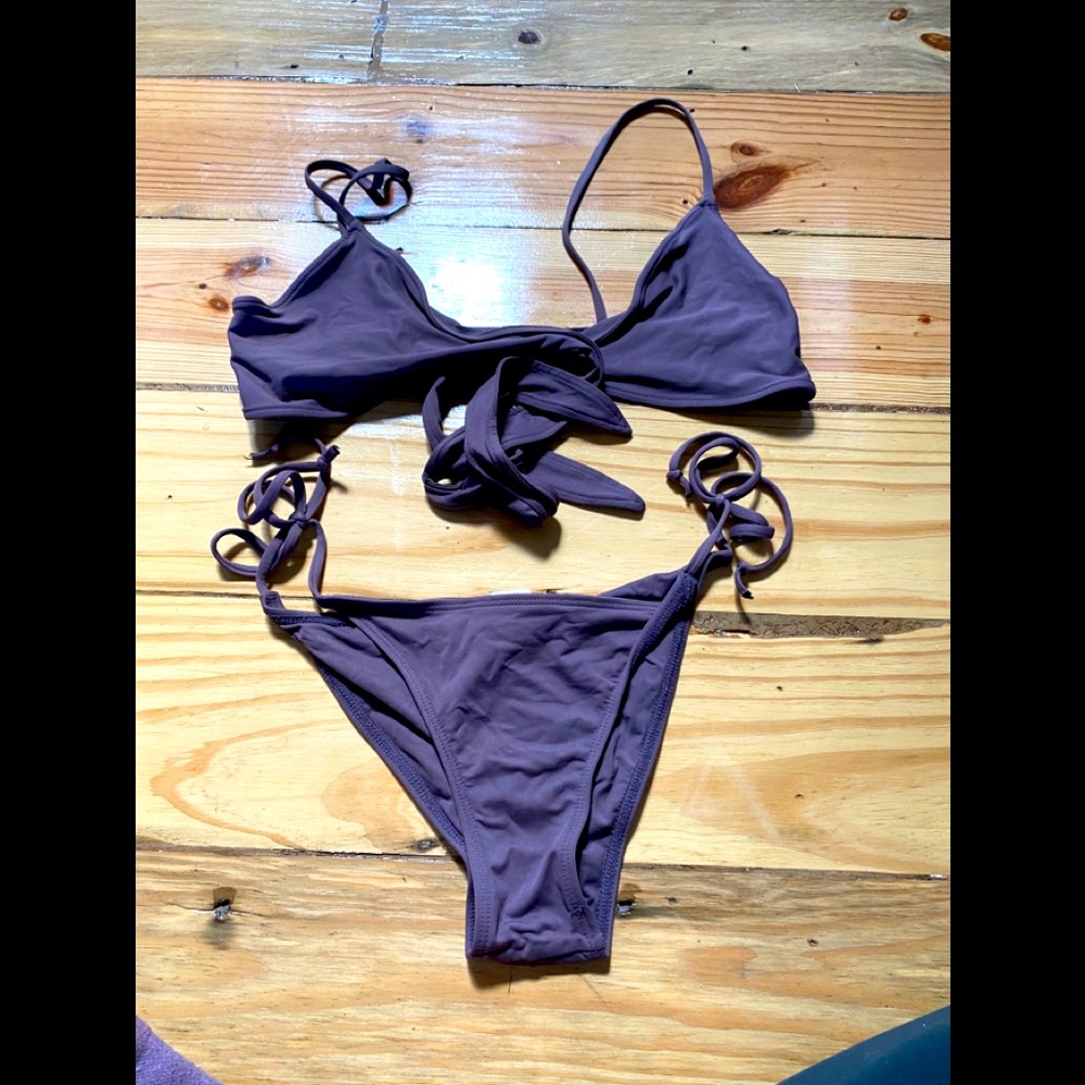 L* space - Purple bikini